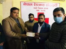 नगर प्रमुख ज्यु चेक हस्तानान्तरण गर्दै।