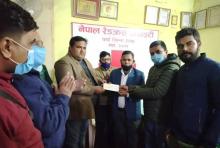 नगर प्रमुख ज्यु चेक हस्तानान्तरण गर्दै।