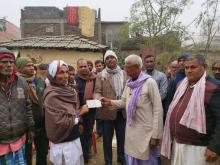 नगर प्रमुख श्री सिंगासन साह तेली ज्युले यस बहुदरमाई नगरपालिका अन्तर्गत पर्ने वडा नं.६ को बिनध्याचल साह तुरहाको छोरा पारस साह तुरहा बैदेशिक रोजगारीको शिलसिलामा मलेशिया गएको र मलेशियामा सवारी दुर्घटनामा परी मृत्यु भएकोमा अनी निजको काज-किरीया र बालबच्चाको भरण पोषणको लागी आर्थिक सहयोग स्वरूप निजको बुवा बिनध्याचल साह तुरहालाई स्थानियबासीहरुको रोहबरमा रु.५०,०००/-को चेक हस्तानानतरण 